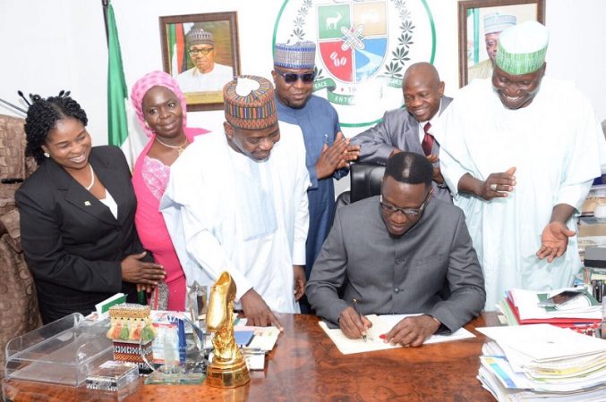 You are currently viewing Gov Ahmed assents bill to stop pension payment to Kwara ex-govs & deputies