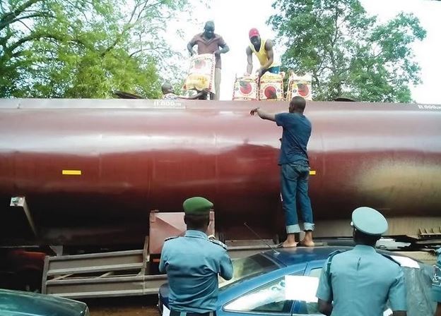 You are currently viewing Customs in Sokoto seize 460 bags of contaminated rice valued at N7.8M hidden in oil tanker