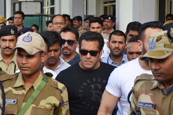You are currently viewing Bollywood superstar Salman Khan gets 5 years in jail for killing 2 antelopes in 1998